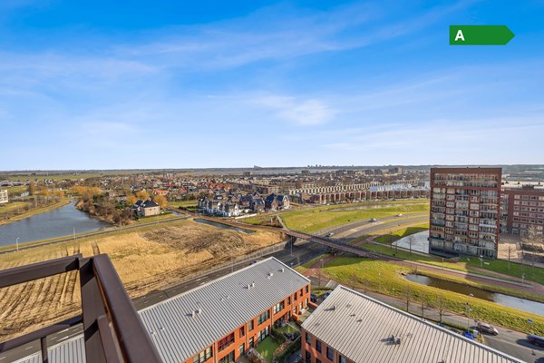 Instapklaar driekamerhoekappartement met weergaloos panoramisch uitzicht